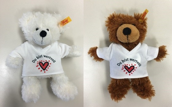 Zwei Teddybären tragen ein weisses T-Shirt mit rotem Herz